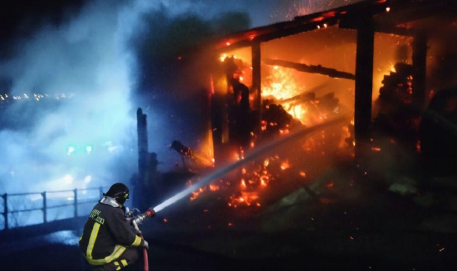 Il rogo dell’auto si propaga alla legnaia: paura nella notte