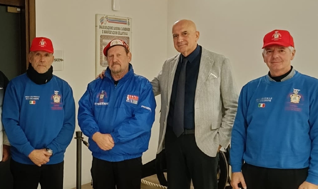 Furio Artoni con Walter Piazza e altri due componenti degli Angeli urbani in occasione dell’ultimo Consiglio comunale a Luino