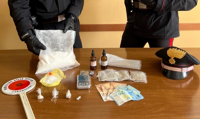 Tenta di fuggire, trovato con la droga