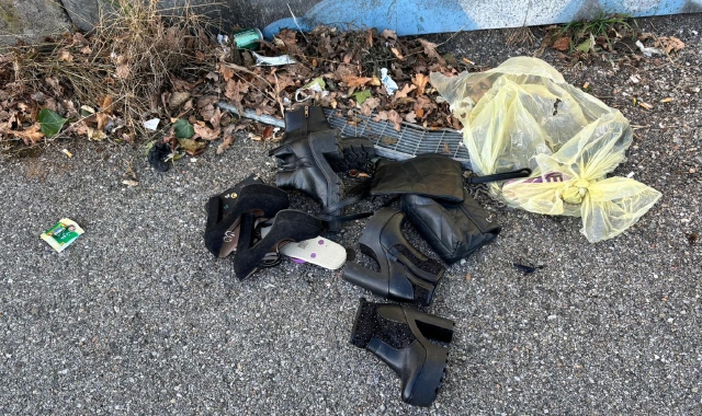 Un cumulo di scarpe tolte dalle valige dei passeggeri di Malpensa e abbandonate fuori dalla stazione delle Nord di Busto Arsizio