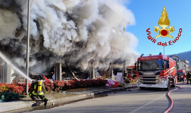 La colonna di fumo che si è alzata dal luogo dell’incendio