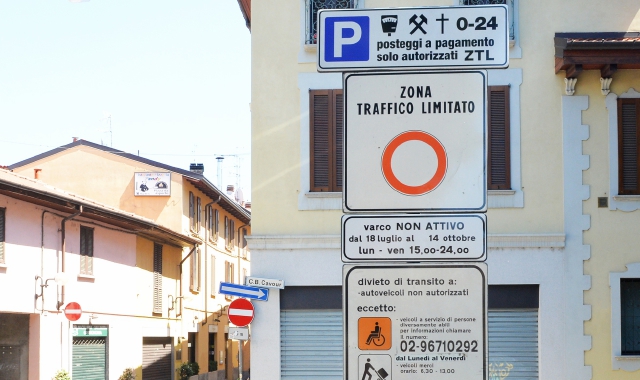 L’auto è entrata ad alta velocità nella zona a traffico limitato nel centro di Saronno