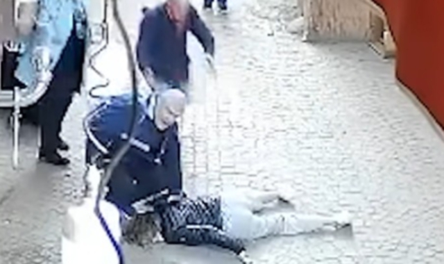 Un’immagine dell’aggressione ripresa dal video di una telecamera 