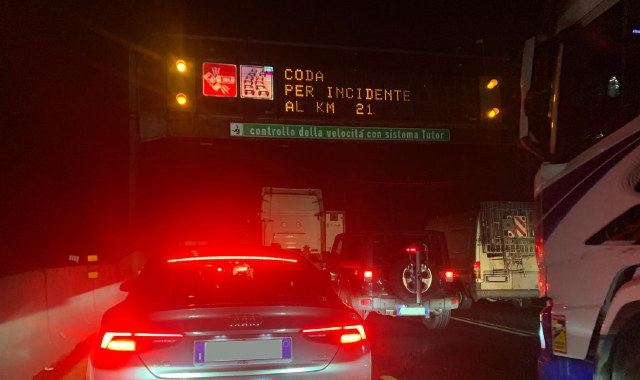 Scontro in Autolaghi nella notte, tre giovani soccorsi