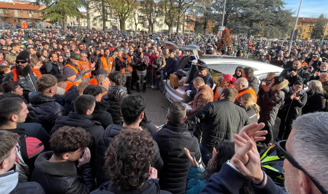 La folla a Beata Giuliana al termine dei funerali di Alessio Napolitano (foto Domenico Ghiotto)