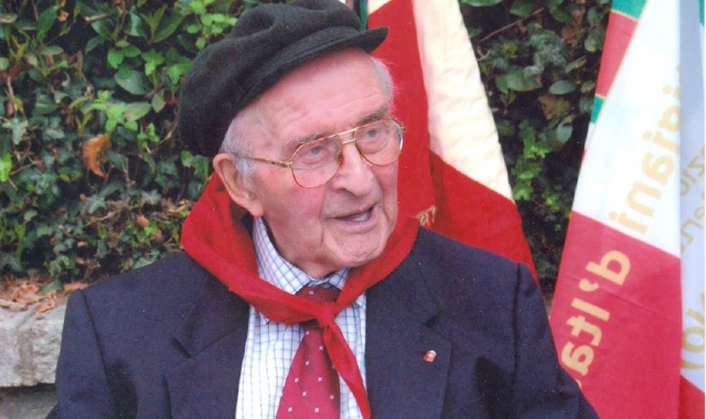 «Fermi, sono il sindaco». E lo picchiano