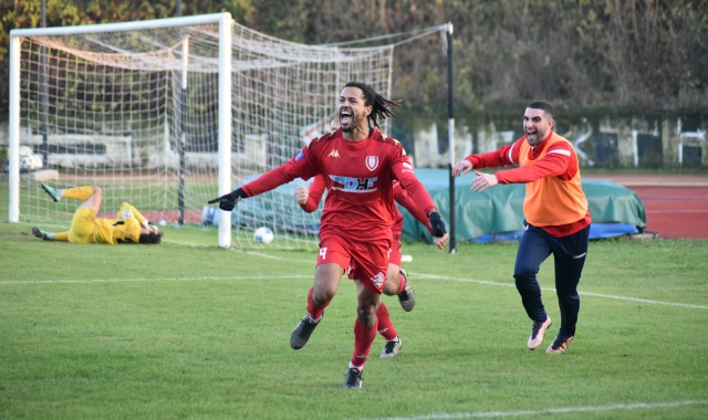 Barzotti ha segnato il gol del definitivo 1-2 per il Varese (foto 7Giorni a Tortona)