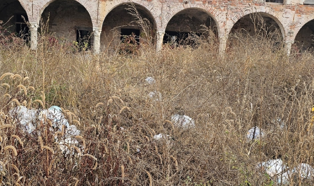 I ruderi dell’ex Convento dei Padri Serviti, a Tradate:nel giardino spiccano erbaccee soprattutto sacchi di rifiuti abbandonatidagli incivili