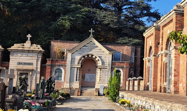 Uno scorcio della cappella del Boito, opera di notevole valore, poco valorizzata se non abbandonata a se stessa. Sopra, erbacce che escono dal filare