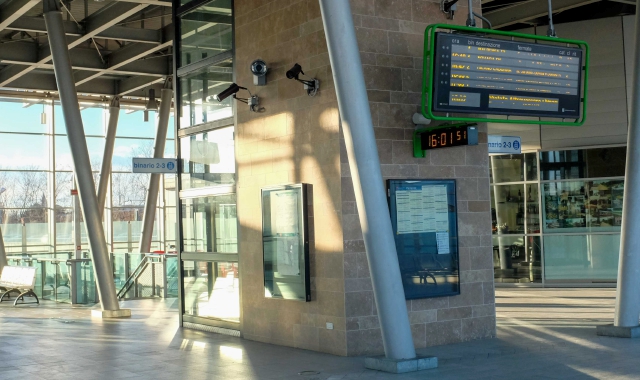 La stazione ferroviaria di Castellanza è caratterizzata da ampi spazi che soprattutto di sera non è facile tenere sotto controllo (Archivio)