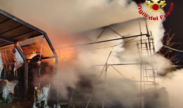 I vigili del fuoco sono intervenuti poco dopo le 23 in via Roma