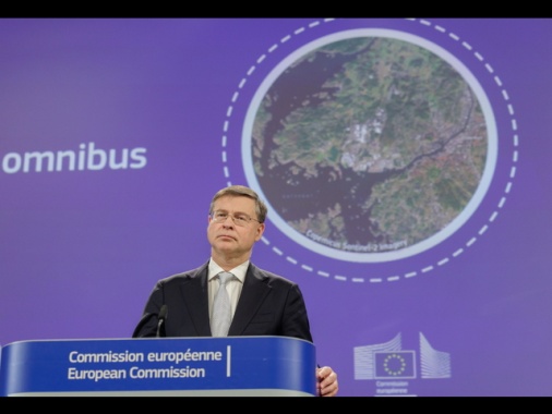 Dombrovskis, sanzioni sine die alla Russia aiutano la discussione sul prestito a Kiev