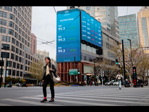 Borsa: Hong Kong apre a -1,03%, Vanke affonda a -5,43%