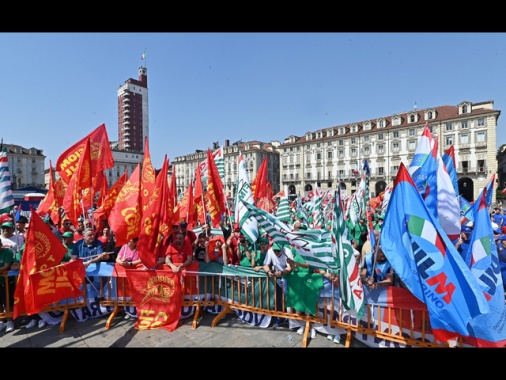 Fim, Fiom e Uilm, delegati approvano il rinnovo del contratto nazionale metalmeccanici