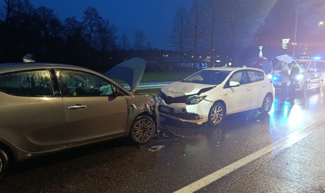 Carambola fra tre auto. Provinciale chiusa