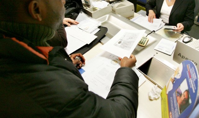 Soldi, false assunzioni, permessi di soggiorno: cinque nei guai