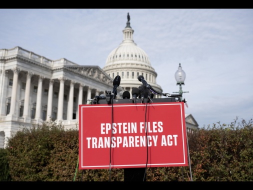 Epstein, dem pubblicano nuove foto con Chomsky e Gates