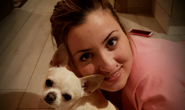 Veronica Pignata aveva 32 anni e viveva a Malgesso con il marito e il loro primo figlio. È morta qualche ora dopo aver partorito il secondo bambino