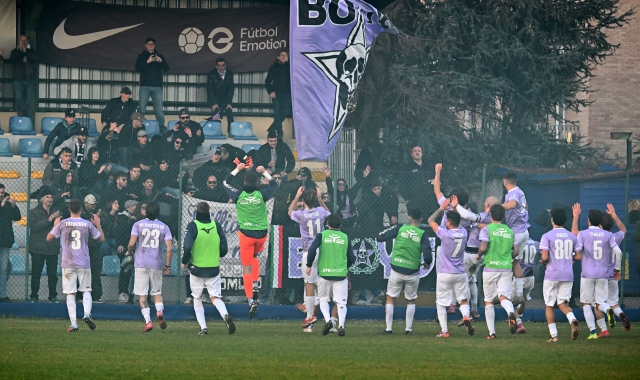 L’esultanza dei lilla dopo la vittoria in trasferta contro il Sedriano (foto Domenico Ghiotto)