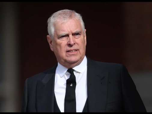 Tra i file su Epstein una foto di Andrea sdraiato su alcune donne