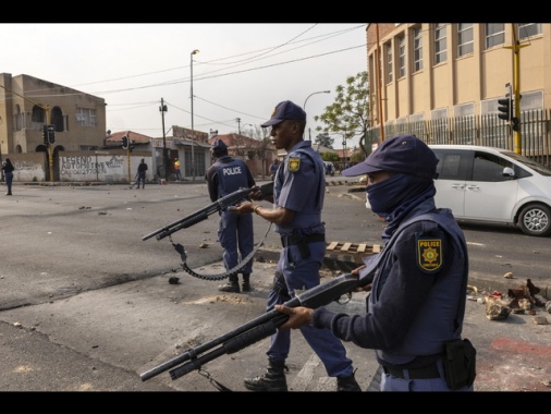 Uomini armati uccidono 10 persone in una sparatoria in Sudafrica