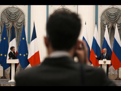 Peskov, 'Putin pronto al dialogo con Macron'