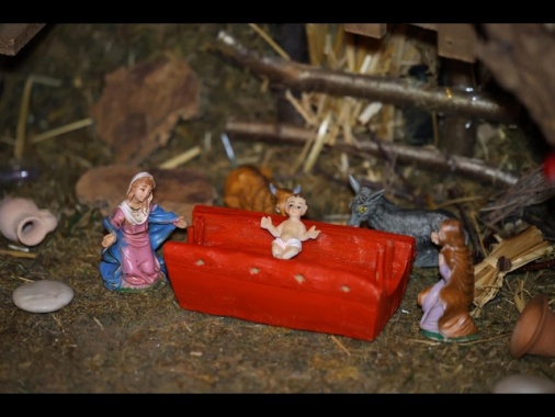 A Terni per Gesù una mangiatoia rossa come le panchine contro i femminicidi