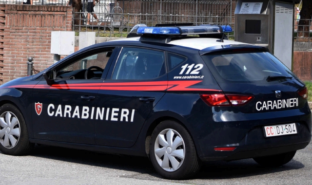 Varese, carabinieri in centro col cane antidroga