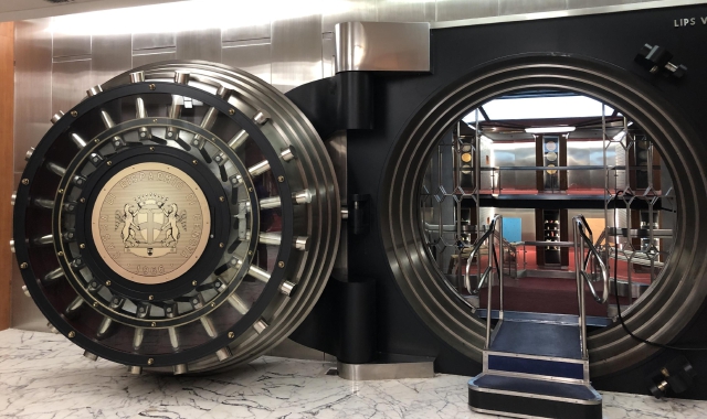 Banche, dimezzati dipendenti e filiali