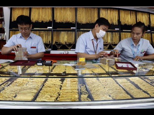 Nuovo record dell'oro, raggiunge i 4.383 dollari l'oncia