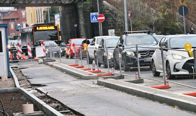 Alcune fasi dei lavori, nelle foto di Angelo Puricelli, per la realizzazione della pista ciclabile in viale BelforteSotto, la ciclabile in via XXV Aprile