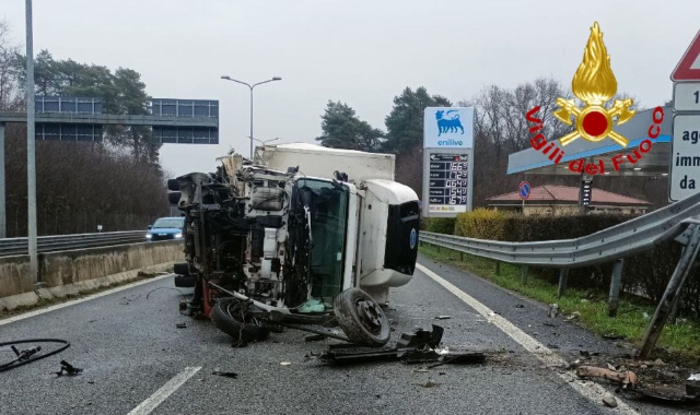 Autocarro si ribalta sulla 336: traffico in tilt