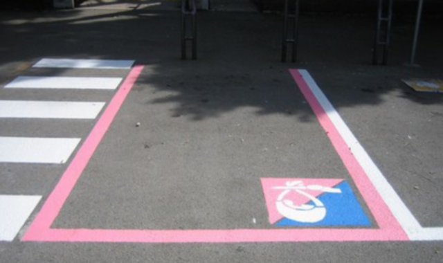 E’ incinta e parcheggia nel posto rosa: multata