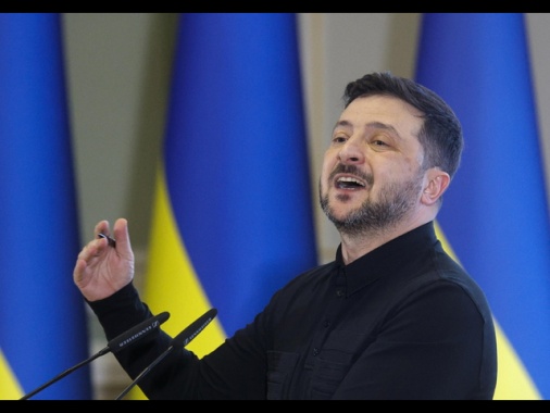 Zelensky, 'gli Usa rimuoveranno gradualmente le sanzioni a Mosca'