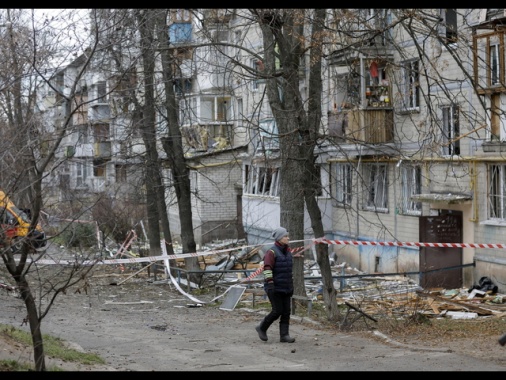 Danni da bombardamenti e feriti nella notte nella regione di Kiev