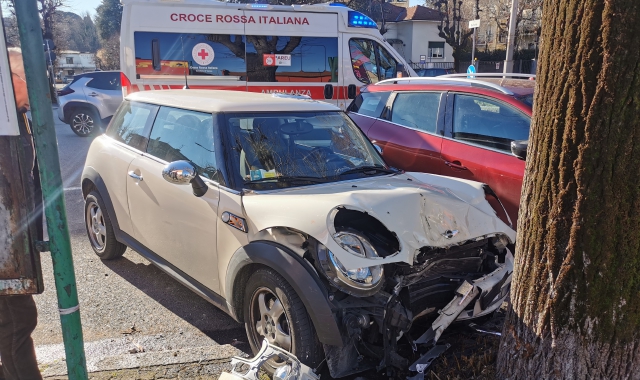 L’auto finita contro la pianta in viale Belforte