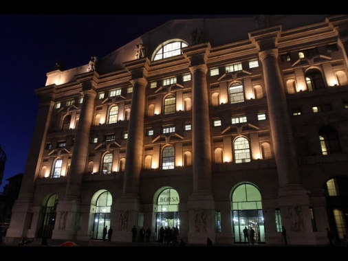 Borsa: Milano chiude in ribasso, -0,38%