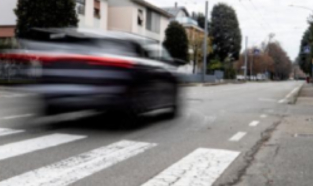  Ad Arcisate il rumoredei motori non è più solo sottofondo ma diventa allarme, soprattuttodi notte, quando l’asfalto di alcune vie sembra trasformarsi in quello di piste dove correrealla massima velocità